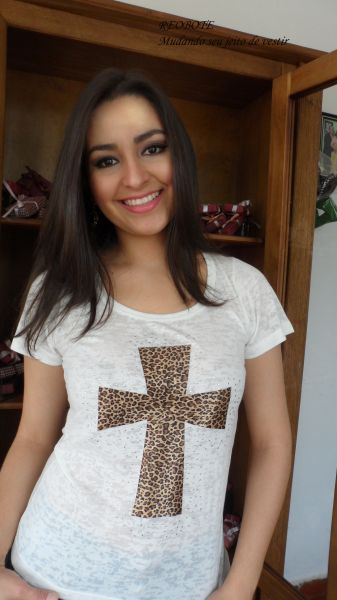 T-Shirt com estampa em cruz de cetim